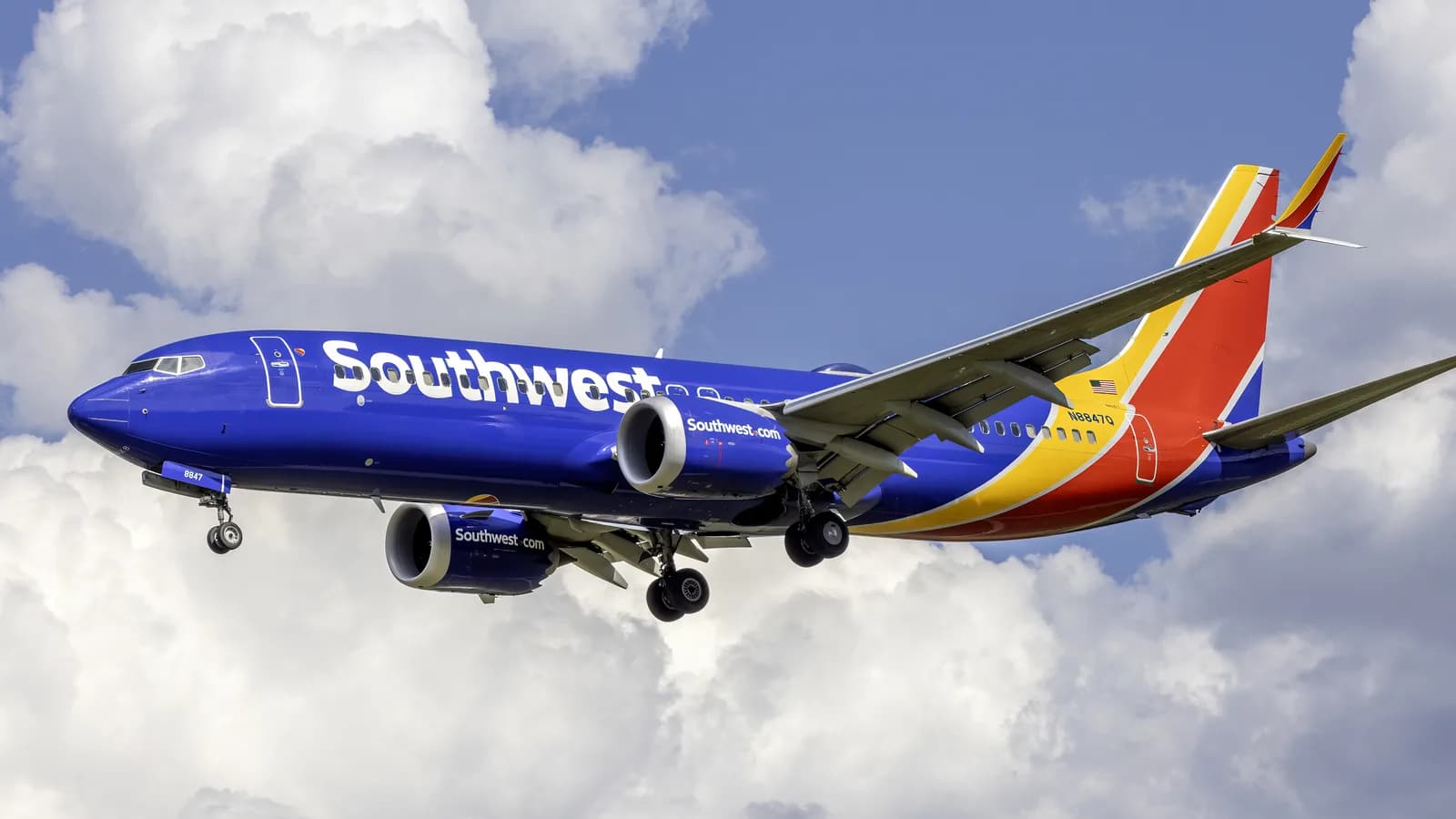 Boeing 737-8 MAX da Southwest Airlines em voo, com trem de pouso baixado