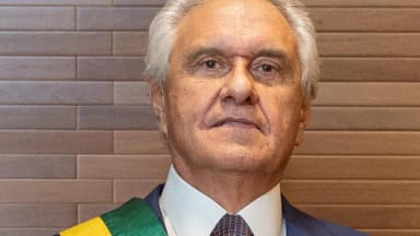 Ronaldo Caiado, governador de Goiás, em retrato oficial usando a faixa de governador