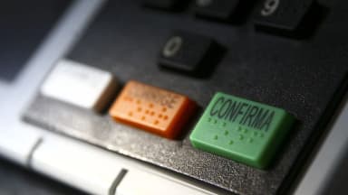 Detalhe do teclado em braile de uma urna eletrônica brasileira, com as teclas corrige e confirma