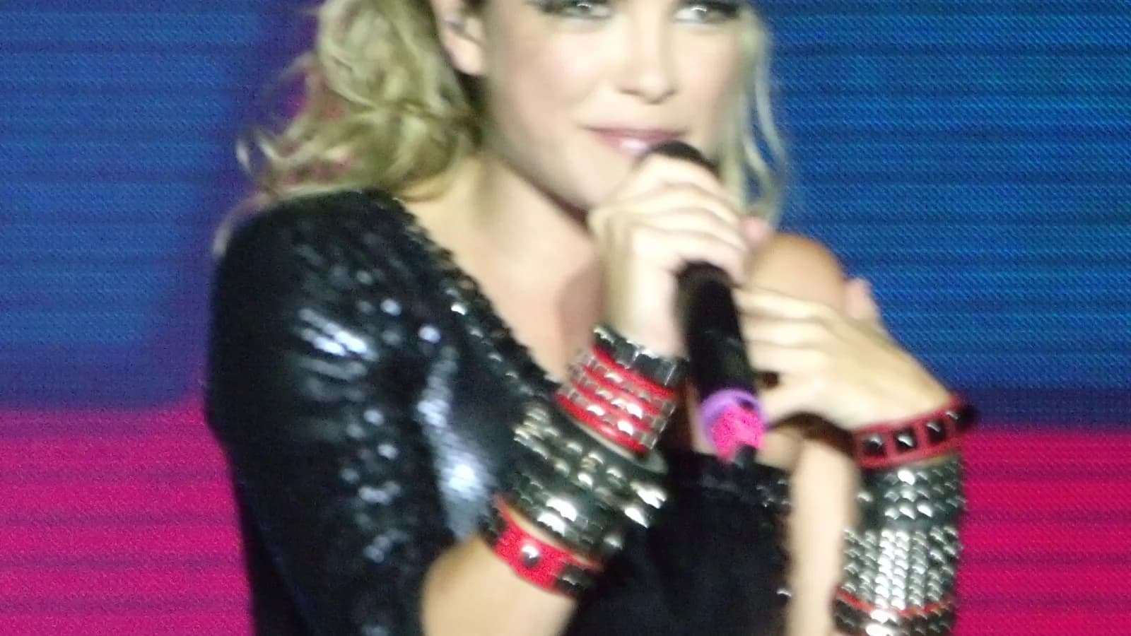 Lua Blanco canta ao microfone durante show