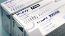 Caixas de Wegovy e Ozempic, medicamentos à base de semaglutida, aparecem sobre uma superfície clara