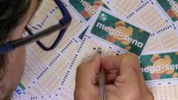 Apostador preenche volantes da Mega-Sena (imagem de arquivo)