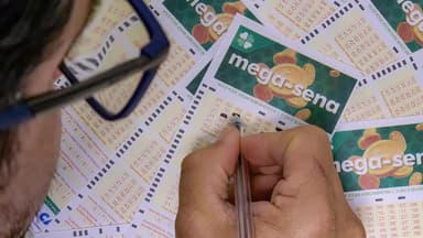 Apostador preenche volantes da Mega-Sena (imagem de arquivo)