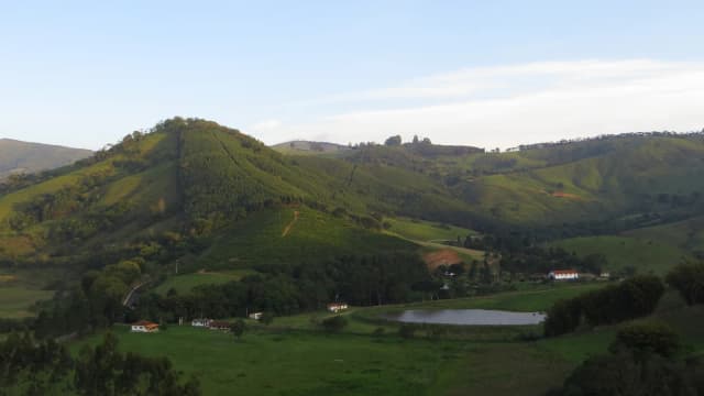Paisagem de morros verdes em Camanducaia, região de Monte Verde, Minas Gerais