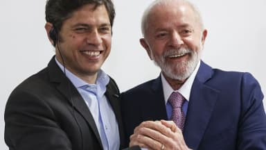 O presidente Lula cumprimenta o governador de Buenos Aires, Axel Kicillof, durante encontro em Brasília