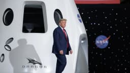 Donald Trump caminha ao lado de cápsula da SpaceX em evento oficial nos Estados Unidos