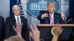 Donald Trump aponta para jornalista durante entrevista coletiva na sala de imprensa da Casa Branca, ao lado do então vice-presidente Mike Pence