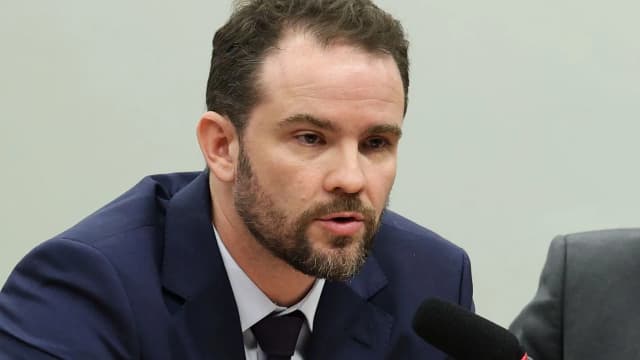 O ministro da Fazenda, Dario Durigan, fala a jornalistas