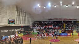 Jogo de basquete em ginásio do Rio de Janeiro, com arquibancada cheia (imagem de contexto)