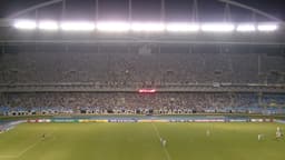 Estádio Nilton Santos lotado durante partida do Botafogo à noite, com faixas da torcida (foto de arquivo)