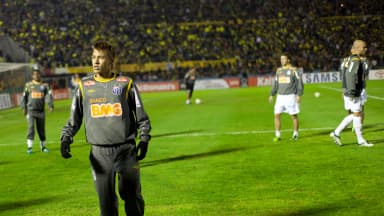 Neymar em campo com a camisa do Santos, foto de arquivo de 2011