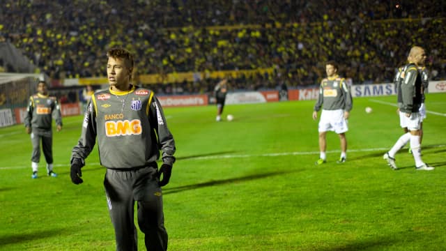 Neymar em campo com a camisa do Santos, foto de arquivo de 2011