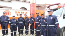 Equipe do Samu uniformizada ao lado de ambulância, foto de arquivo ilustrativa