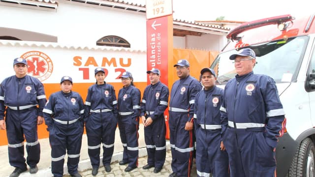 Equipe do Samu uniformizada ao lado de ambulância, foto de arquivo ilustrativa