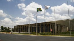 Fachada do Palácio Itamaraty, em Brasília, com a bandeira do Brasil hasteada
