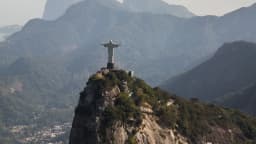 Vista aérea do Cristo Redentor no alto do Corcovado, no Rio de Janeiro