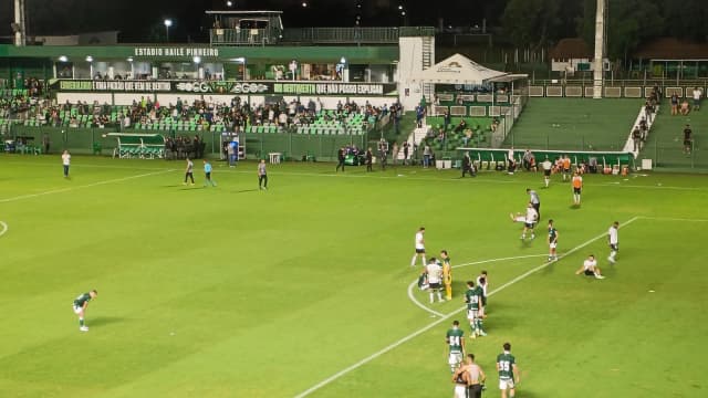 Estádio Hailé Pinheiro, a Serrinha, durante partida com torcida nas arquibancadas