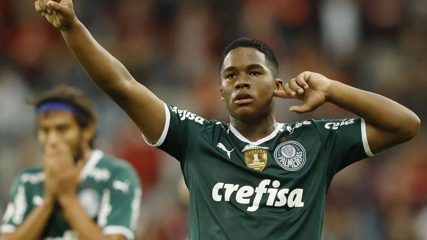Endrick comemora gol com a mão na orelha, de perfil, em foto de arquivo