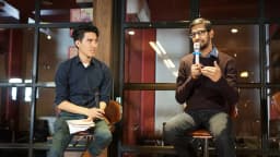 Sundar Pichai, CEO da Alphabet e do Google, fala ao microfone em evento com a comunidade de tecnologia