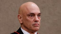 Foto de arquivo do ministro Alexandre de Moraes, de toga preta com detalhes em vermelho, durante cerimônia em Brasília em 2022