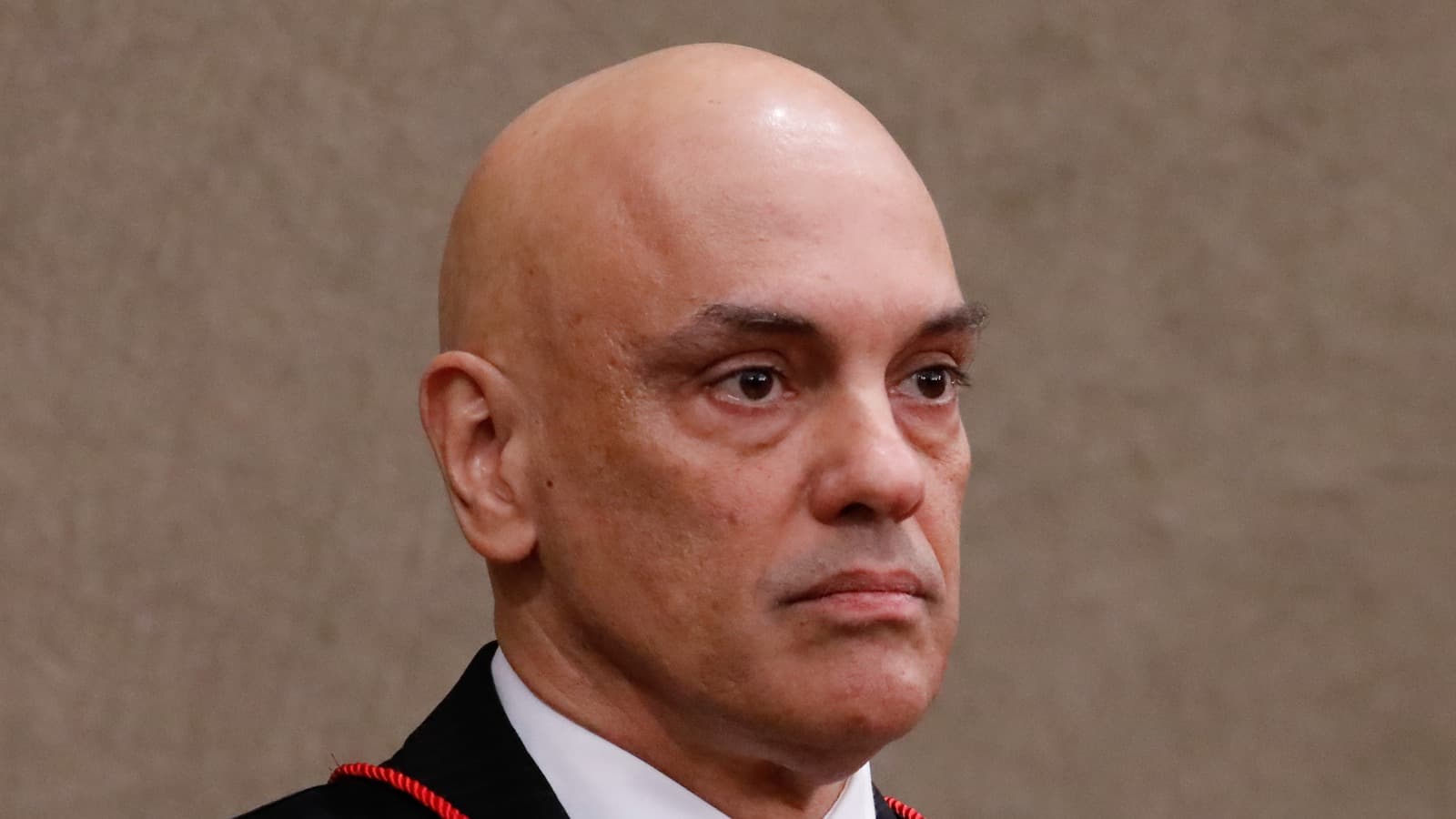 Foto de arquivo do ministro Alexandre de Moraes, de toga preta com detalhes em vermelho, durante cerimônia em Brasília em 2022