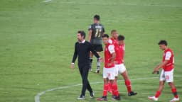 Técnico Eduardo Domínguez em campo durante jogo de time que já comandou (foto de arquivo)