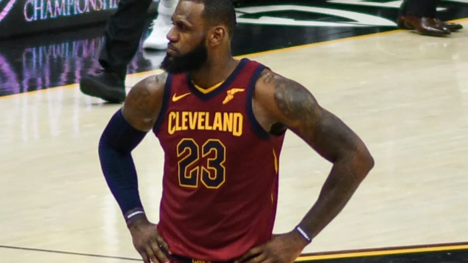 LeBron James em quadra, com o uniforme do Cleveland Cavaliers, em foto de arquivo