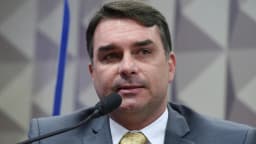 O senador Flávio Bolsonaro fala ao microfone durante sessão no Senado