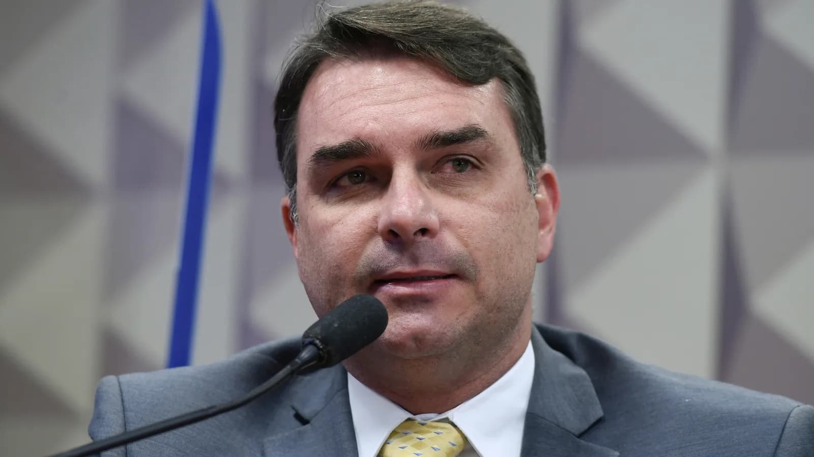 O senador Flávio Bolsonaro fala ao microfone durante sessão no Senado
