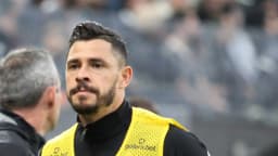 Giuliano em aquecimento durante partida pelo Corinthians