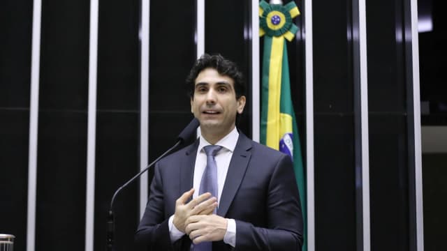 Gabriel Galípolo, presidente do Banco Central, discursa em sessão solene na Câmara dos Deputados