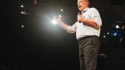 Ciro Gomes discursa em evento de campanha com microfone na mão