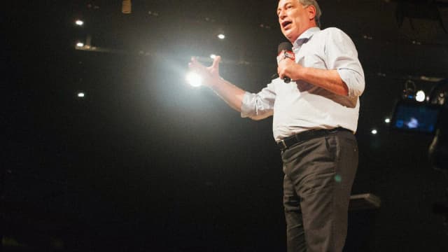 Ciro Gomes discursa em evento de campanha com microfone na mão