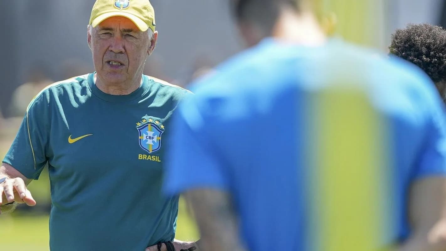Carlo Ancelotti orienta jogadores da Seleção Brasileira em treino