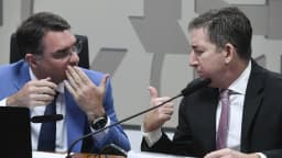 Senador Flávio Bolsonaro fala ao microfone durante audiência na Comissão de Segurança Pública do Senado