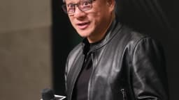 Jensen Huang, CEO da Nvidia, fala ao microfone durante evento