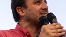 Renan Santos, candidato à Presidência pelo partido Missão, discursa ao microfone (foto de arquivo, janeiro de 2026)