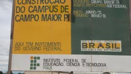 Placa de obra do campus do Instituto Federal do Piauí em Campo Maior, com os dizeres do investimento federal