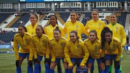 Seleção brasileira feminina de futebol perfilada antes de partida (foto de arquivo)
