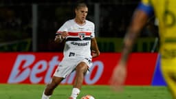 Nicolas Bosshardt, lateral do São Paulo, conduz a bola durante partida com o uniforme do clube