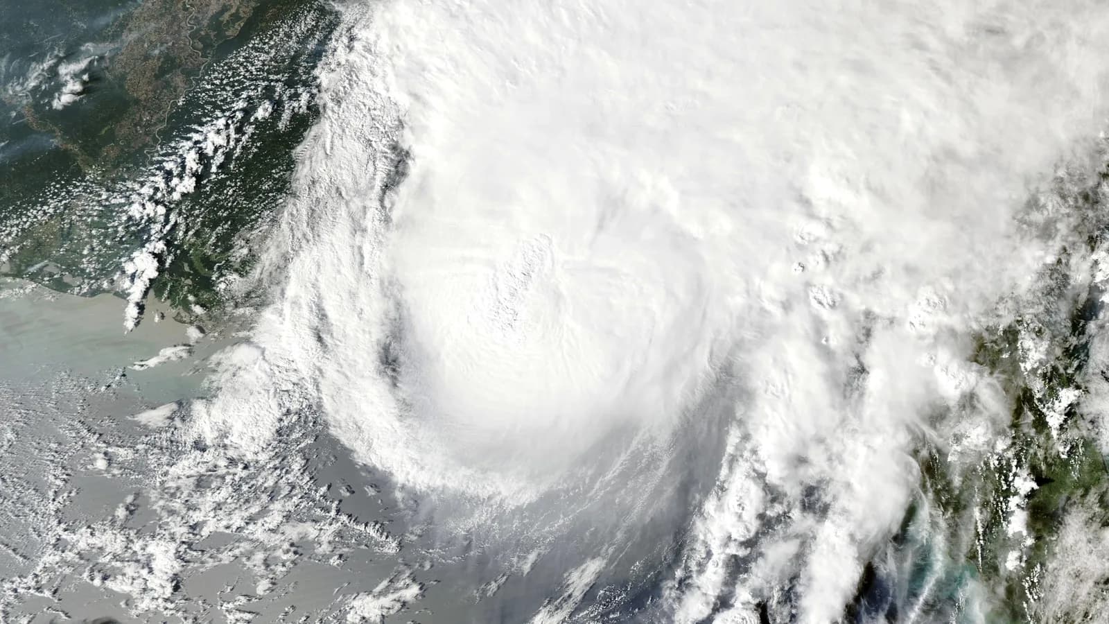 Imagem de satélite do furacão Isaías, categoria 3, sobre o Golfo do México