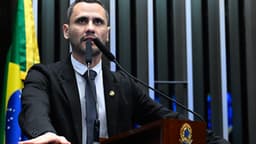 Senador Cleitinho discursa na tribuna do plenário do Senado Federal