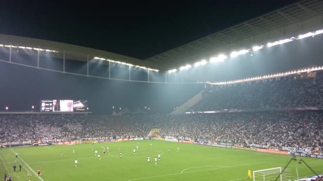 Torcida acompanha jogo entre Vasco e Corinthians em estádio à noite (foto de arquivo)
