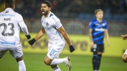 Jogadores do Grêmio comemoram gol em campo (foto de arquivo)
