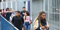 Estudantes caminham após saírem de local de prova do Enem, em foto de arquivo