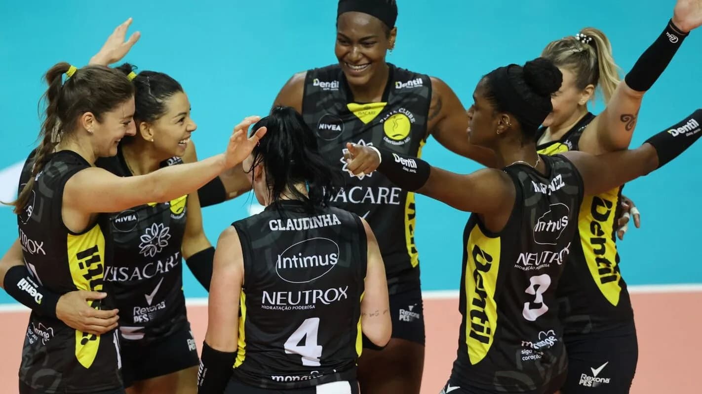 Jogadoras comemoram ponto durante partida da Superliga Feminina de vôlei (foto de arquivo)