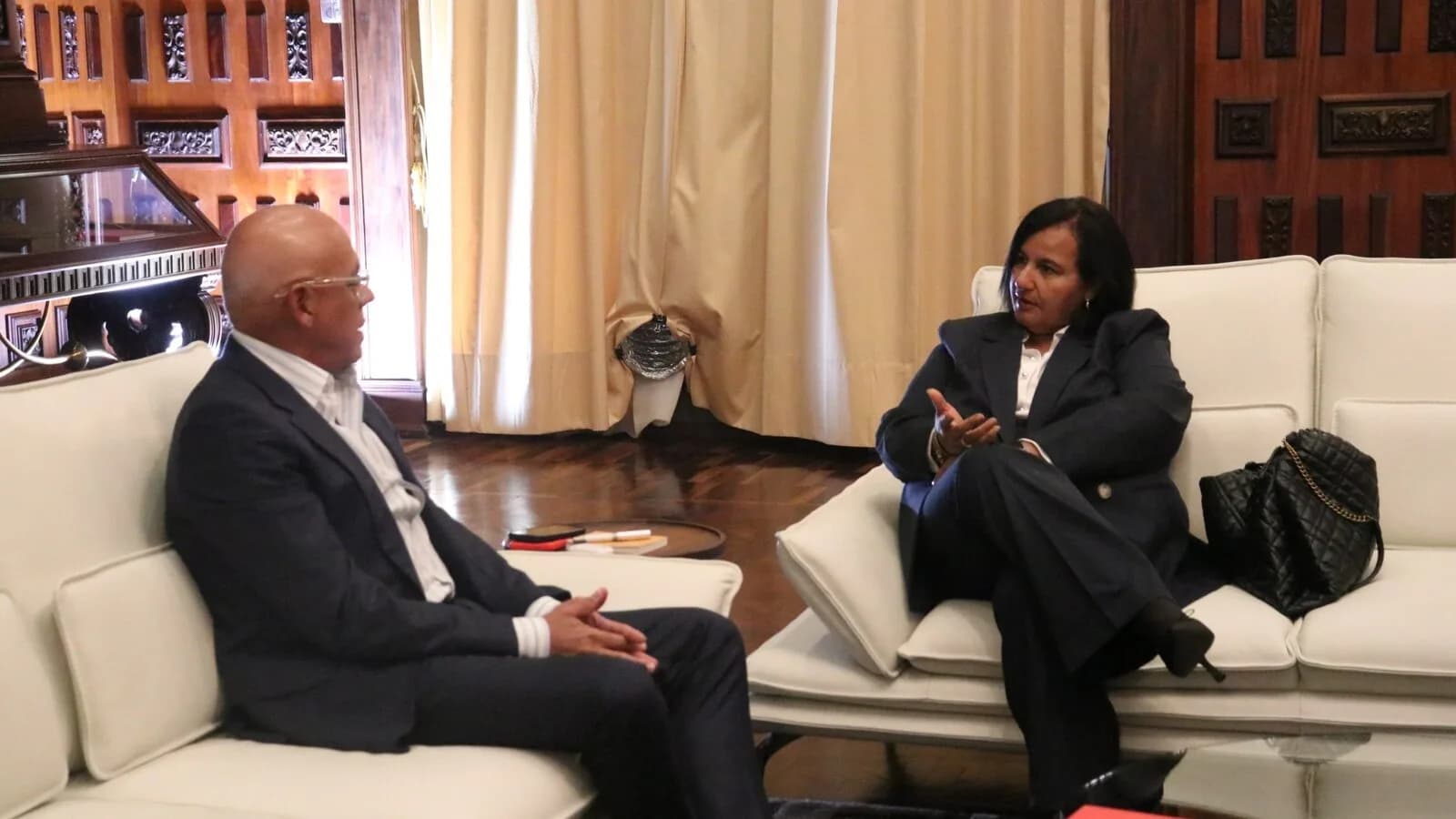 Jorge Rodríguez, presidente da Assembleia da Venezuela, em reunião com a opositora Dinorah Figuera