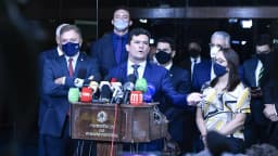 Sergio Moro fala em coletiva de imprensa no Senado Federal, cercado por microfones de emissoras de TV