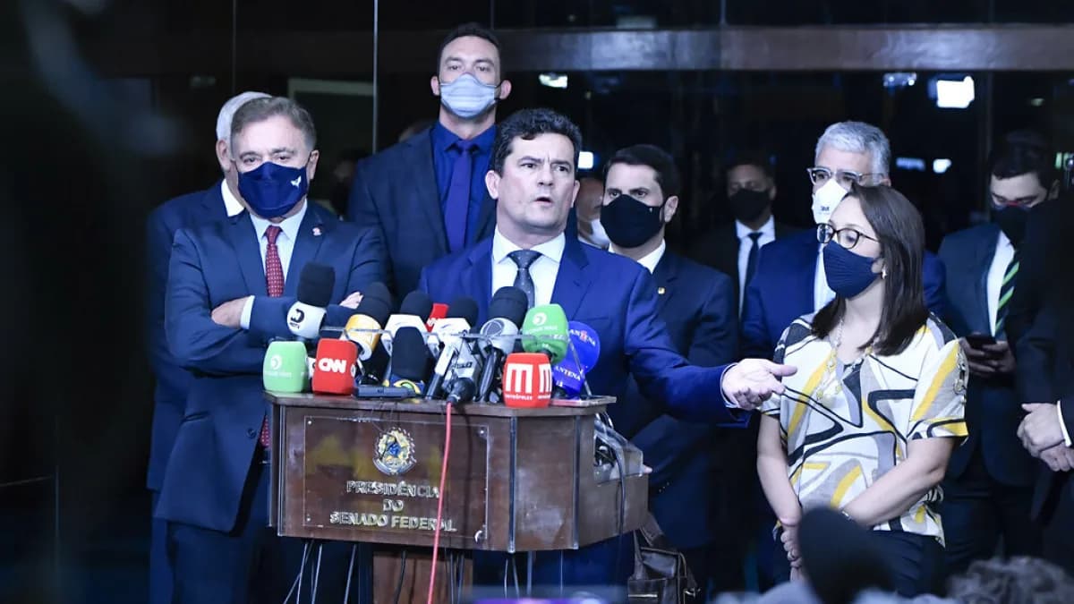 Sergio Moro fala em coletiva de imprensa no Senado Federal, cercado por microfones de emissoras de TV