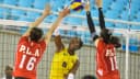 Jogadoras de vôlei feminino disputam bola no bloqueio junto à rede, foto ilustrativa de partida de vôlei